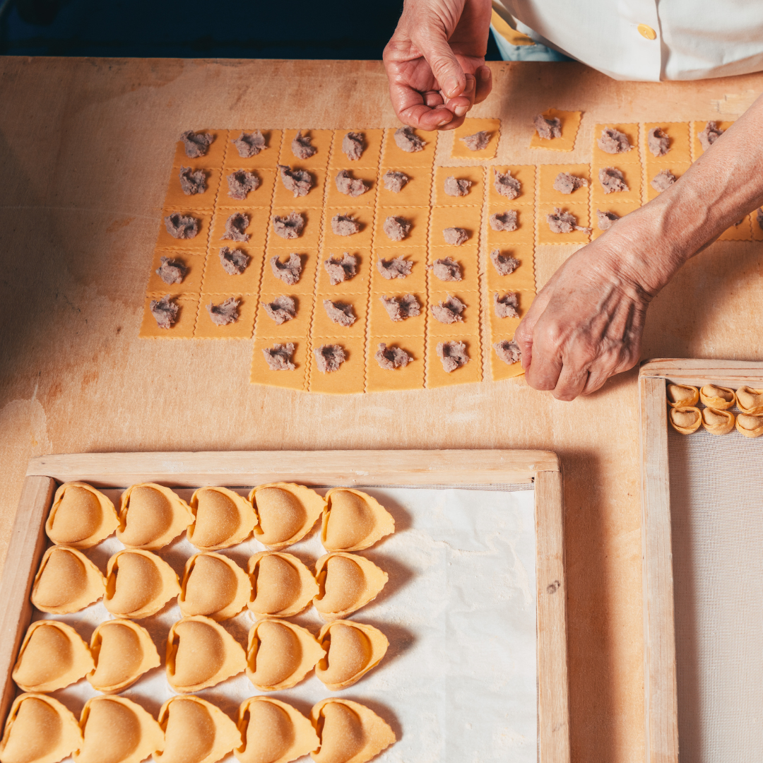questa immagine rappresenta tutti i tipi di pasta fresca che prepara prodotti dell'orso